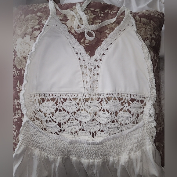 Elegant NWT Beautiful bright white maxi dress w/ v neck. Intricate soft crochet. - Picture 7 of 8